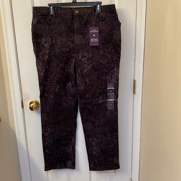 New Gloria Vanderbilt Amanda Jeans.